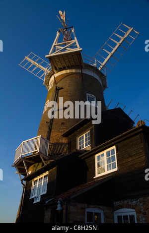 Cley Windmill a Cley accanto al mare in Norfolk mostrato contro un cielo blu Foto Stock