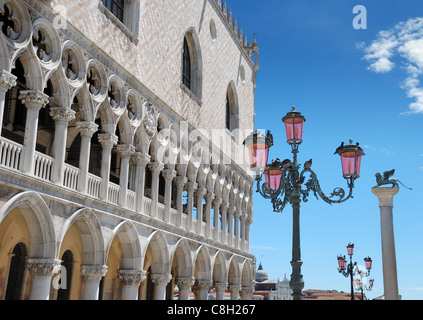 Il Palazzo Ducale e la colonna del Leone di San Marco a Venezia, Italia. Foto Stock