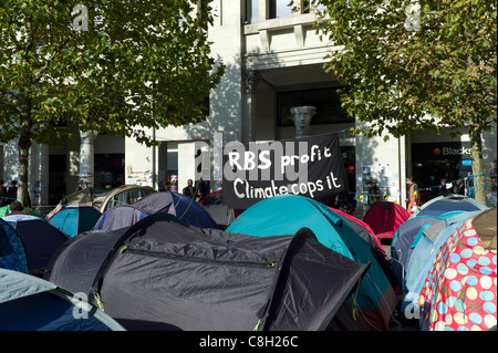 I manifestanti e tende con slogan e striscioni al anti protesta capitalista St.Paul, Londra lunedì 24 ottobre 2011 Foto Stock