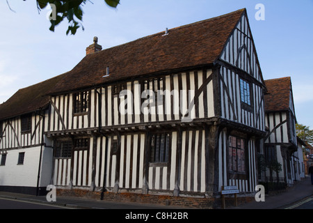 Un mezzo in legno palazzo all'angolo di Lady Street a Lavenham, Suffolk, Inghilterra Foto Stock