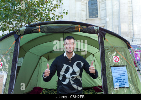 Pacifico manifestante maschio o demonstrator al anti protesta capitalista St.Paul, Londra lunedì 24 ottobre 2011 Foto Stock