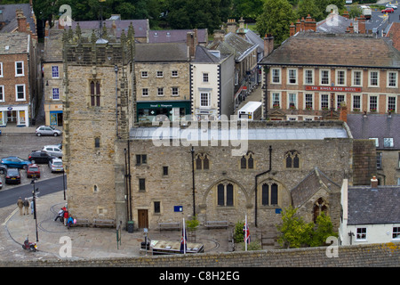 Guardando verso il basso in corrispondenza della piazza del mercato nel centro di Richmond in Yorkshire dal Merli di Richmond Castle Foto Stock