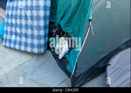 Tenda con piedi di protester mostra al anti protesta capitalista St.Paul, Londra lunedì 24 ottobre 2011 Foto Stock