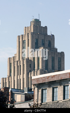 Il Aldred Building, un classico edificio art deco a Montreal, Canada, visto dal porto vecchio Foto Stock