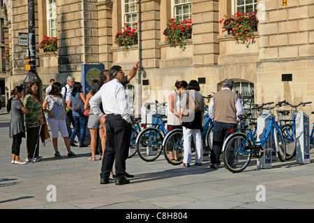 Turisti asiatici il check-out del noleggio biciclette in vasca da bagno Foto Stock