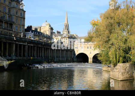 La Weir e Pultney Bridge nella vasca da bagno Foto Stock