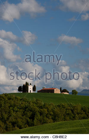 Capella di Vitaleta sorge sul pendio di una collina in Toscana. Foto Stock