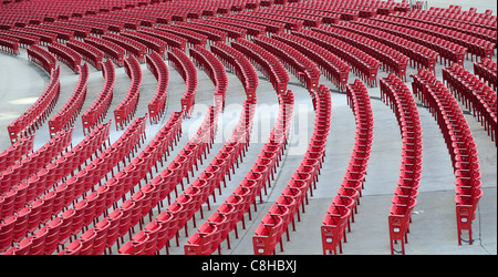 Sedie in Millennium Park Jay Pritzker Pavilion nel centro cittadino di Chicago. Foto Stock