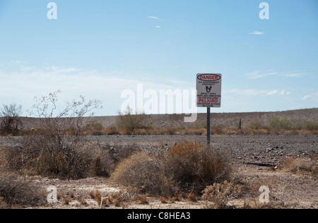 Un segnale di avvertimento lungo la Route 95, vicino lo Yuma Proving Grounds vicino a Yuma, Arizona, Stati Uniti d'America Foto Stock