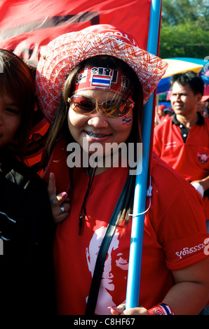 Donna con bandiera thailandese dipinta sul viso con maglietta Thaksin Shinawatra, camicia rossa di protesta, ponte Phan fa, Bangkok, Thailandia. © Kraig Lieb Foto Stock