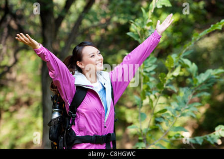 Escursionista apprezzando la natura Foto Stock