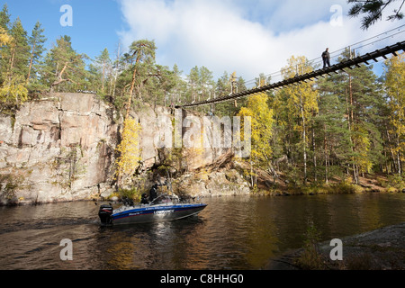 Ponte di sospensione in Repovesi parco nazionale di Finlandia Europa Foto Stock