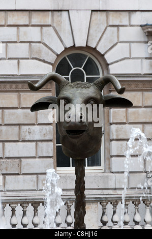 L'artista cinese Ai Weiwei lavoro del cerchio di animali/Zodiac capi nel cortile del Somerset House, Londra Foto Stock