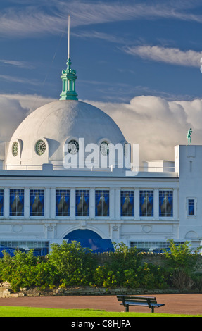 Il duomo della città spagnola, una volta un popolare complesso di svago e ora in disuso, Whitley Bay, a nord Tynesider, Inghilterra Foto Stock