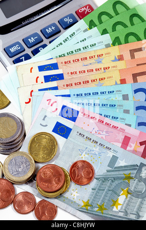 Calcolatrice e valuta Euro su sfondo bianco Foto Stock