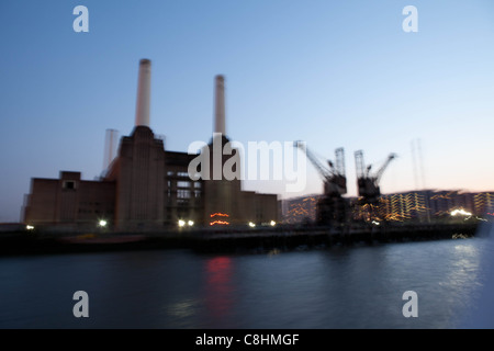 Battersea Power Station vista dal fiume Tamigi. Notte tempo. Londra. Regno Unito. Foto Stock