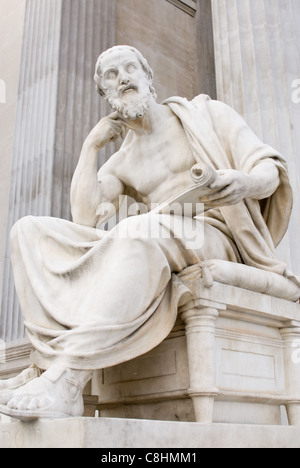 La famosa scultura intorno al parlamento austriaco dedicato alla dea greca Pallade Atena Foto Stock