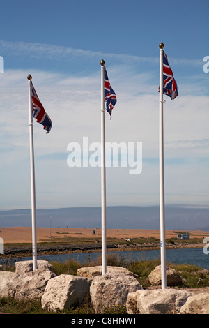 Tre Union Jack Flag su pali vicino a Chesil Beach, Portland, Weymouth nel mese di agosto Foto Stock