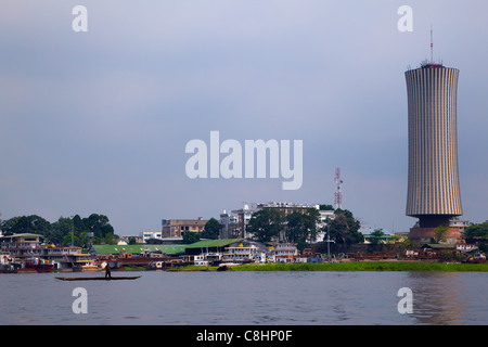 Skyline di Brazzaville con il fiume Congo in primo piano, Repubblica del Congo, Africa Foto Stock