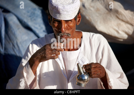Uomo sudanese di bere il caffè in Atbara, Sudan settentrionale, Africa Foto Stock