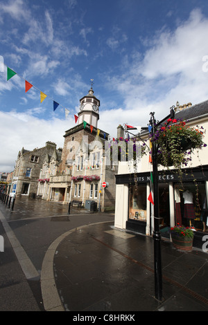 Città di Dingwall, Scozia. Vista pittoresca del High Street con il Dingwall Town House torre dell orologio in background. Foto Stock