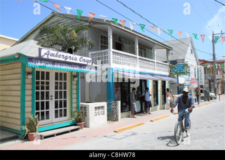 Barriera Corallina Drive, la cittadina di San Pedro Center, Ambergris Caye (aka La Isla Bonita), barriera corallina, Belize, dei Caraibi e America centrale Foto Stock