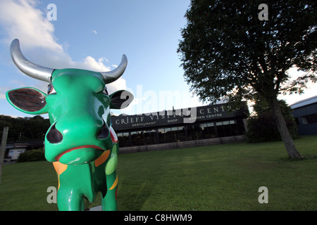 Modello mucca davanti a Crieff Visitor Center nella città di Crieff in Perthshire Scozia, Regno Unito Foto Stock