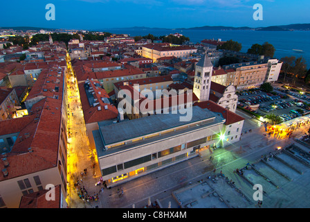 Zadar, Croazia. Una vista dalla torre campanaria più alta in città. Foto Stock