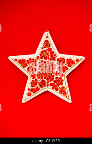 La cartapesta star contro uno sfondo rosso Foto Stock