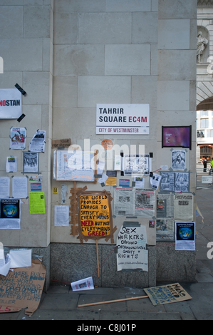 Anti protesta capitalista camp poster sulla parete al di fuori dalla cattedrale di St Paul nella City di Londra, Regno Unito, martedì 25 ottobre, 2011. Foto Stock