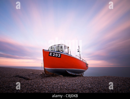 Una lunga esposizione di un tramonto su una barca da pesca in Branscombe East Devon Regno Unito Foto Stock