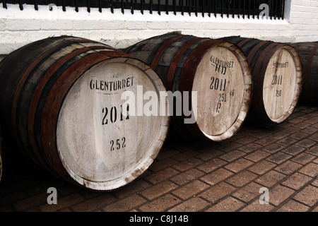 Old scotch whisky di barili a Glenturret Distillery vicino a Crieff, Perthshire, Scotland, Regno Unito Foto Stock