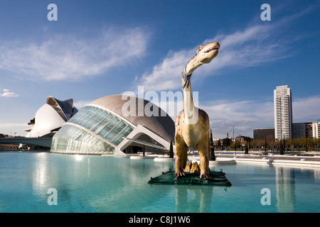 Spagna, Europa, Valencia, Città delle arti e della scienza, Calatrava, architettura moderna, dinosauro, acqua Foto Stock