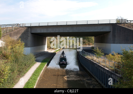 Coventry Canal passando sotto l'autostrada M42, Pooley Country Park, Warwickshire, Regno Unito Foto Stock