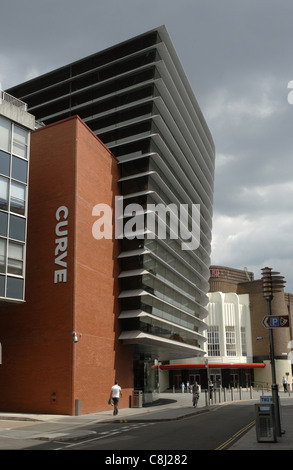 Il teatro di curva nel quartiere culturale di Leicester. Progettato dal rinomato architetto Rafael Vinoly, è stato aperto nel 2008 Foto Stock