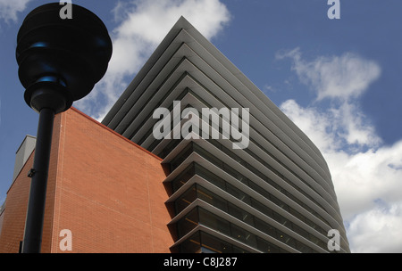 Il teatro di curva nel quartiere culturale di Leicester. Progettato dal rinomato architetto Rafael Vinoly, è stato aperto nel 2008 Foto Stock