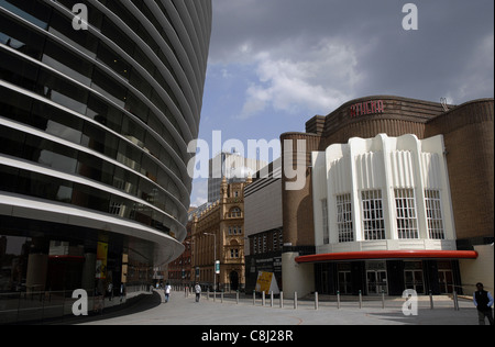 La curva del teatro e la Athena, un vecchio cinema Odeon di Leicester il quartiere culturale. La moderna architettura si mescola con il vecchio. Foto Stock