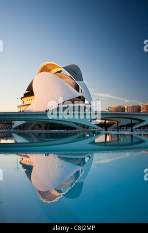 Spagna, Europa, Valencia, Città delle arti e della scienza, Calatrava, architettura moderna, Palazzo delle Arti, acqua Foto Stock