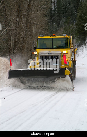 Spartineve la rimozione di neve dalla strada a Grimes Creek, Contea di Boise, Idaho, Stati Uniti d'America. Foto Stock