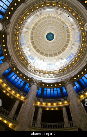 Guardando verso l'alto dalla rotonda alla cupola interna dell'Idaho State Capitol Building si trova a Boise, Idaho, Stati Uniti d'America. Foto Stock