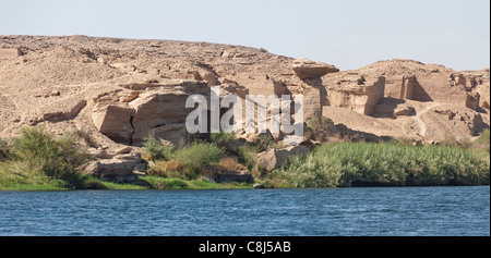 Panoramica della vista di Gebel Silsila cava di pietra arenaria sulla riva occidentale del Fiume Nilo, vicino a Aswan, Egitto meridionale Foto Stock