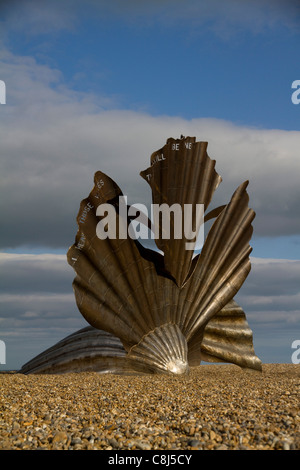 L'artista Maggi Hambling smerlo della struttura sorge sulla spiaggia di Aldeburgh. Essa celebra il lavoro di Benjamin Britten Foto Stock