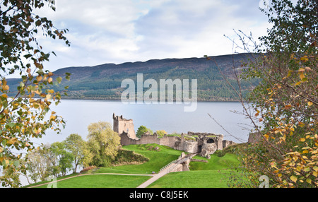 Il famoso castello Urquhart affacciato sul lago di Loch Ness in Scozia Foto Stock