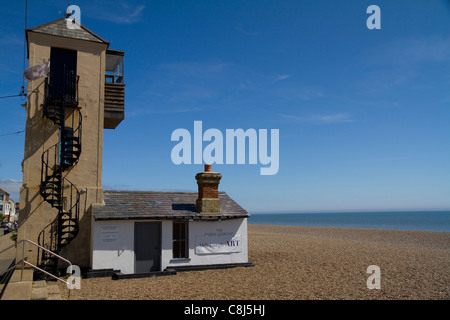 Il sud della torre di vedetta con la sua torsione scalinata a spirale sulla spiaggia di Aldeburgh in Suffolk Foto Stock