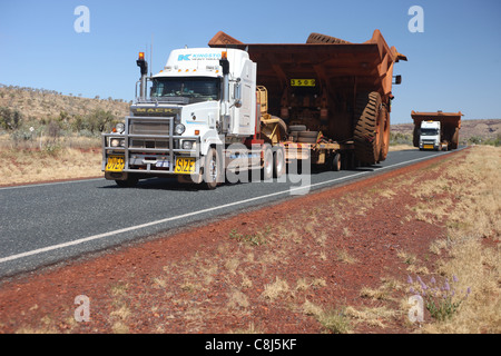 Road train, Australia, Outback, verso il basso, sotto al carrello, gigantesche, Giant, carico pesante Foto Stock