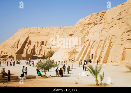 Il Grande Tempio di Ramses II e il tempio di Hathor sulle rive del lago Nasser ad Abu Simbel Egitto Foto Stock