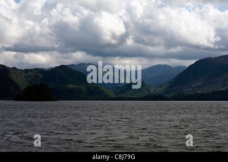 Guardando lungo Derwent Water verso la rupe del castello all'entrata di Borrowdale da Strandshag Bay Lake District Keswick Cumbria Inghilterra England Foto Stock