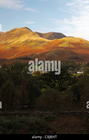 Vista la luce del sole sulle montagne, il paesaggio autunnale, Buttermere, [Lake District National Park], Cumbria, England, Regno Unito Foto Stock