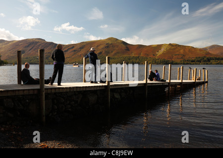 I turisti in attesa su jetty per [ferry boat], 'Derwent acqua', Borrowdale, 'Lake District', Cumbria, England, Regno Unito Foto Stock