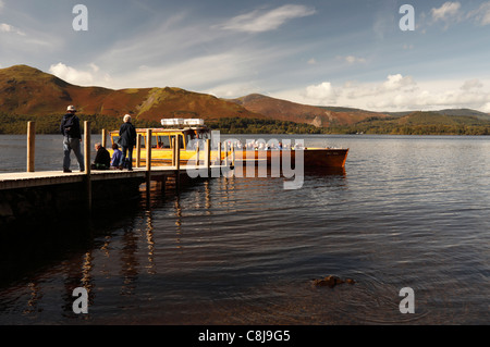 'Lake District' cruise, 'Derwent acqua" [ferry boat] e jetty in autunno, Borrowdale, Cumbria, England, Regno Unito Foto Stock